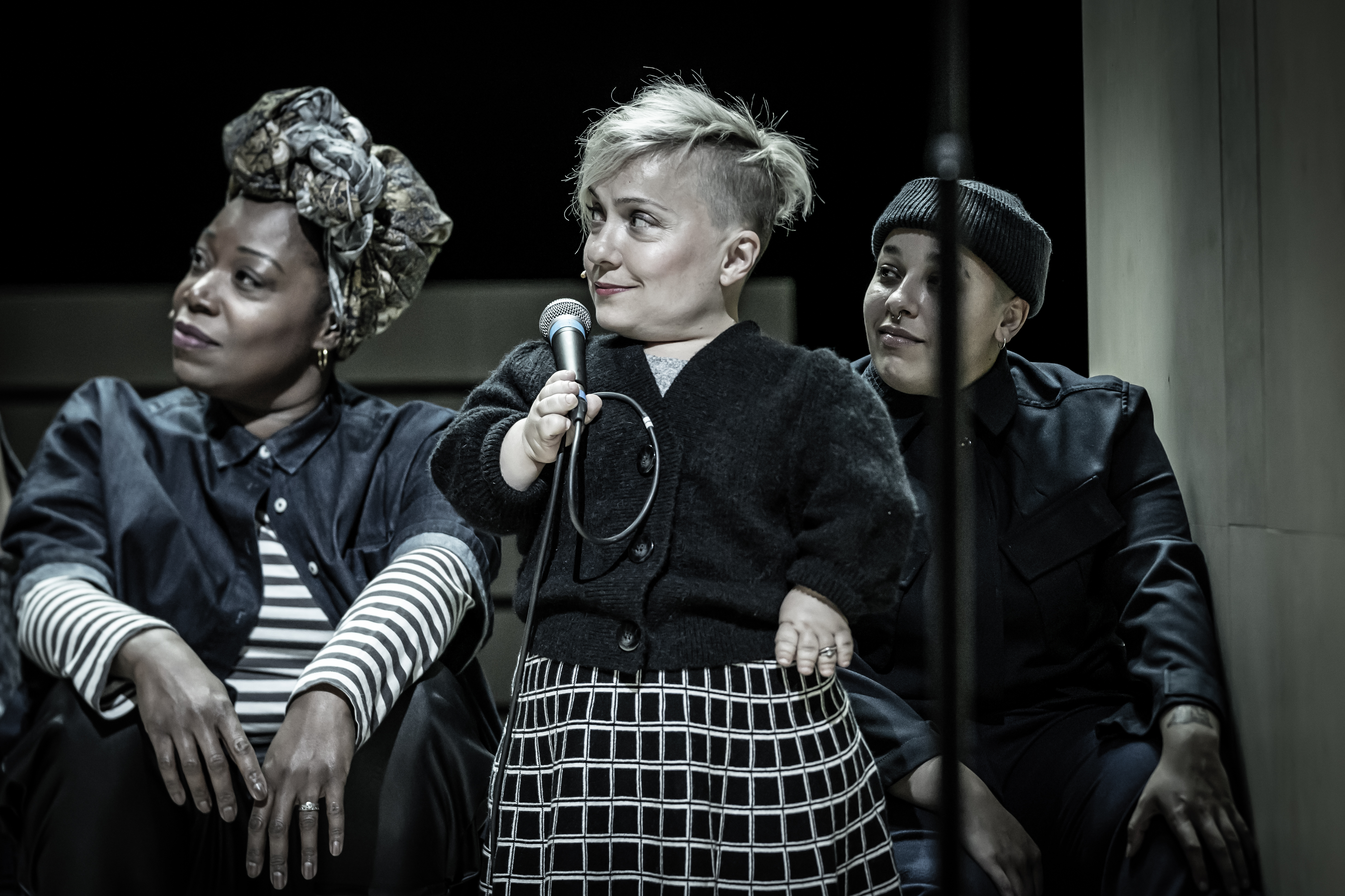 Cyrano de Bergerac. Michele Austin (Ragueneau), Kiruna Stamwell (Marie-Louise) &amp; Mika Johnson. Credit - Marc Brenner.2021